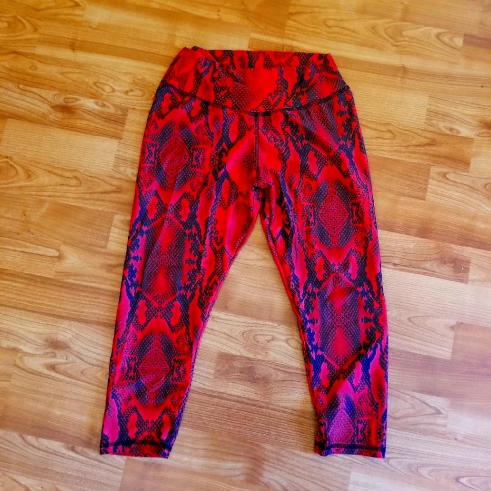 ABS2BFITness scrunch capri leggings! L Red Snake